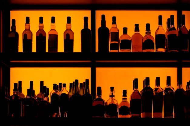 Guide to Home Bar Shelving lighted bar shelves